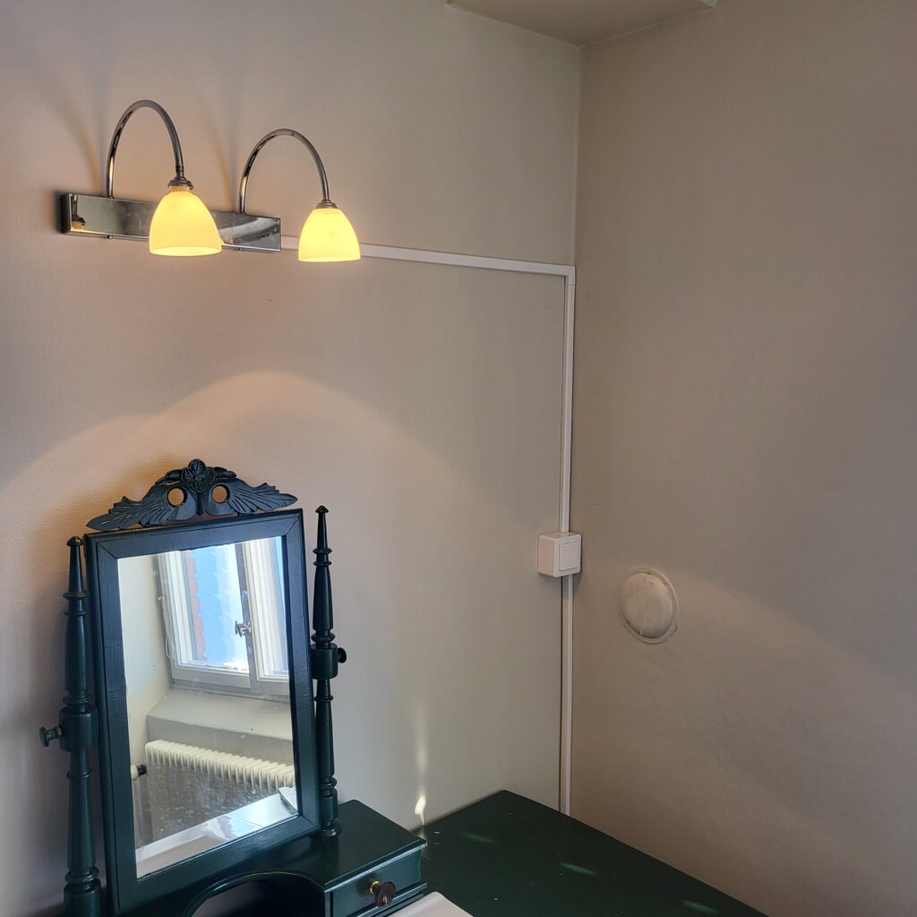 Utanpåliggande installation av strömbrytare och belysning i badrum