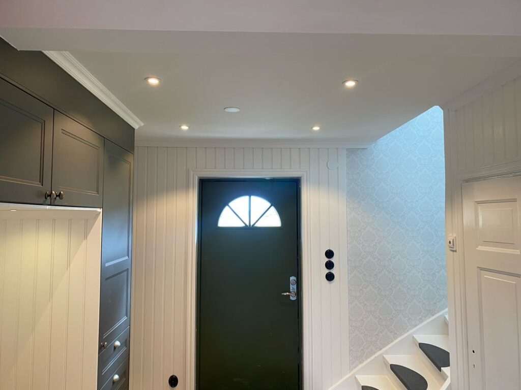 Belysning med spotlights i hall