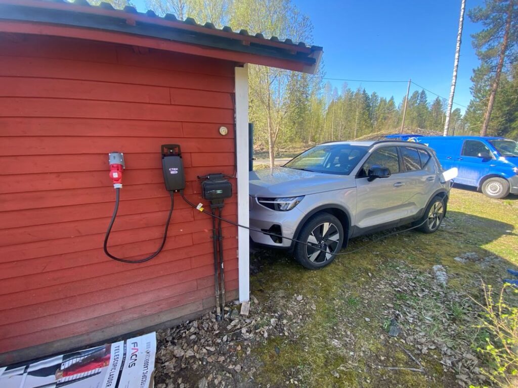 Portabel elbilsladdare installerad på garage-fasad i Stora Skedvi