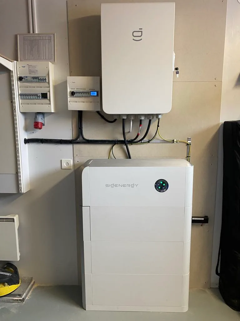 Moderna energilösningar med solcellsbatteri från SigEnergy och SigenStor Väggmonterad växelriktare från SigEnergy och batterilagringssystem från SigenStor installerade i ett teknikutrymme för solenergi.