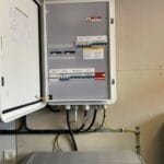 Gateway kopplad till batterilager för solenergi, med styrning och backupfunktion.