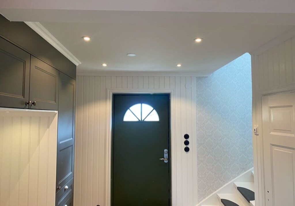 Belysning med spotlights i hall