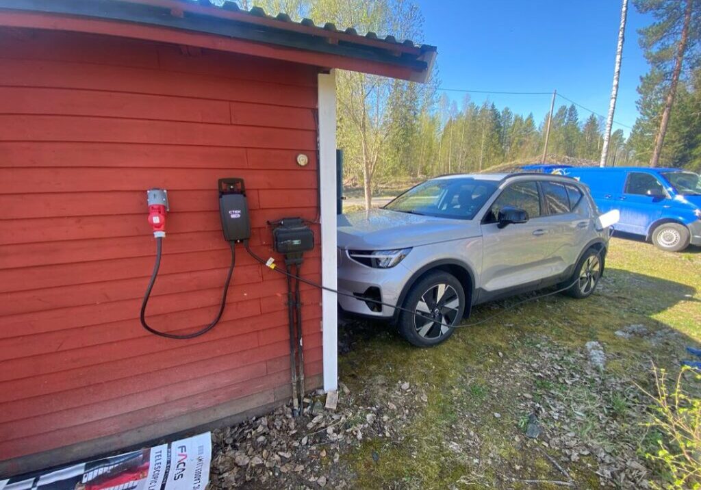 Portabel elbilsladdare installerad på garage-fasad i Stora Skedvi