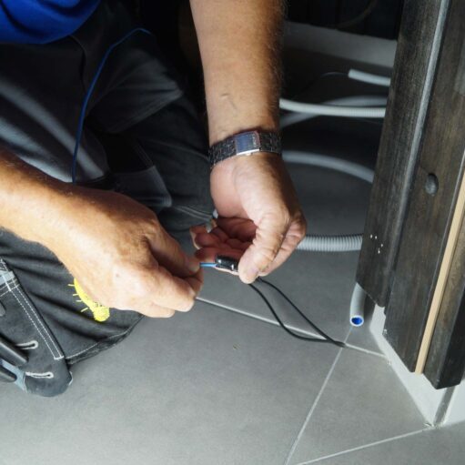 Elektriker från Sylwan El utför elinstallation genom att koppla elkablar i en bostad.