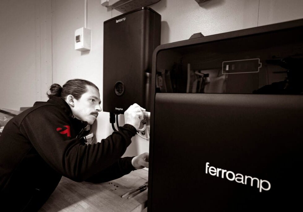 Elektriker installerar Ferroamp EnergyHub för smart energistyrning och solcellsintegration – hållbar elinstallation av Sylwans El.